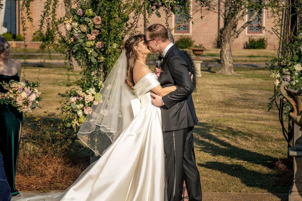 Dip kiss under the oak canopy